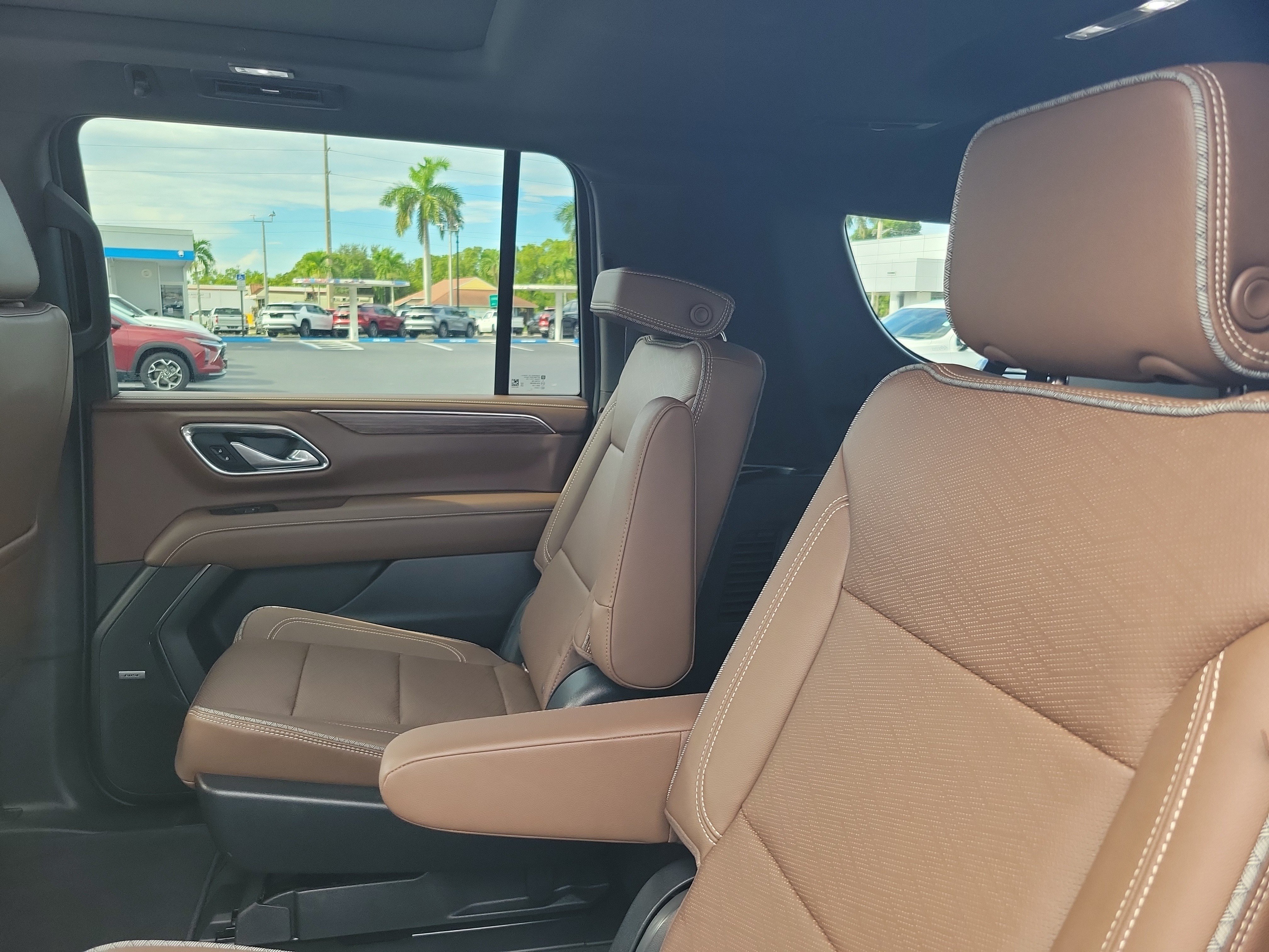 Used 2022 Chevrolet Suburban High Country w/ Premium Package RWD image 10