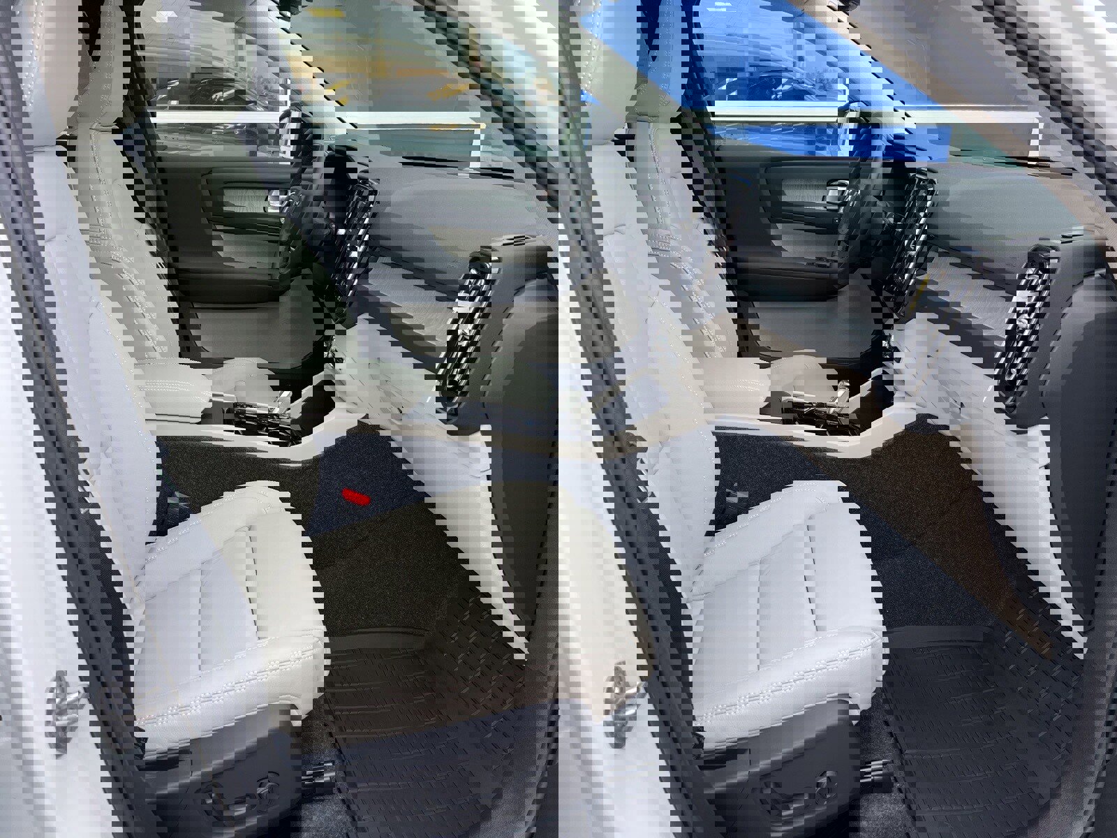 New 2026 Volvo XC40 B5 Ultra w/ Climate Package image 13