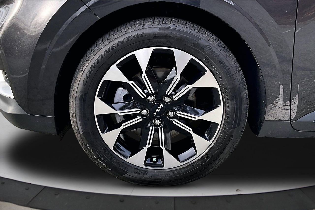 Used 2024 Kia Carnival EX image 33