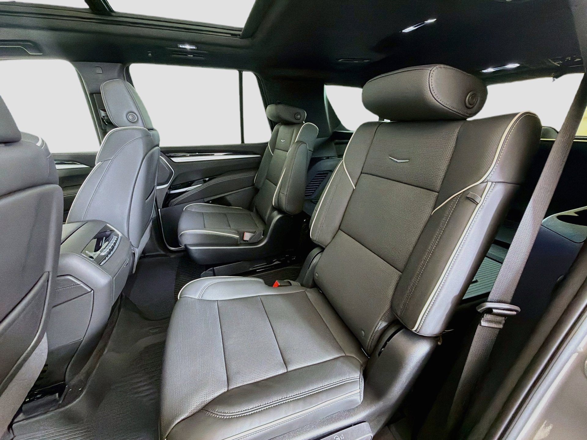 New 2027 Cadillac Escalade Sport w/ LPO, Floor Liner Package AWD/4WD image 21