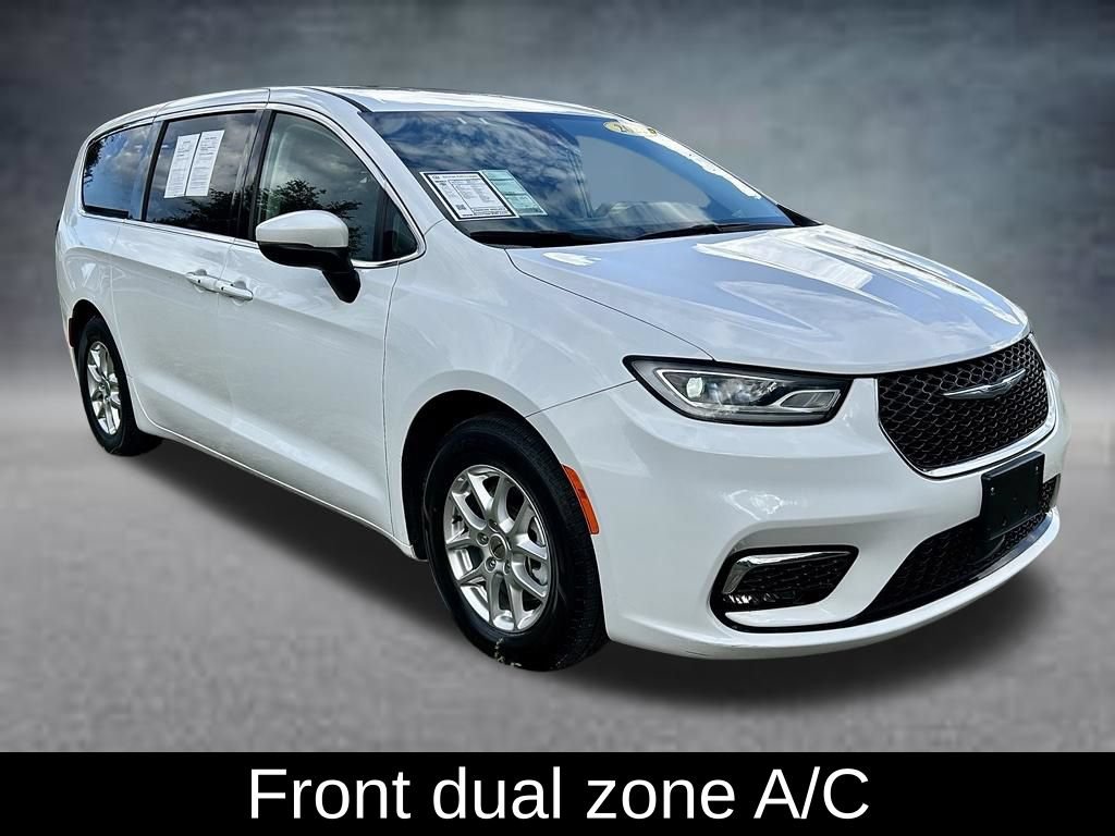Used 2023 Chrysler Pacifica Touring-L FWD image 3