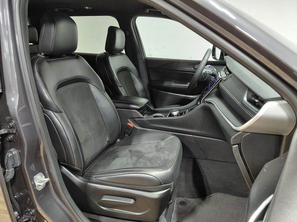 Used 2024 Jeep Grand Cherokee L Laredo AWD/4WD image 28