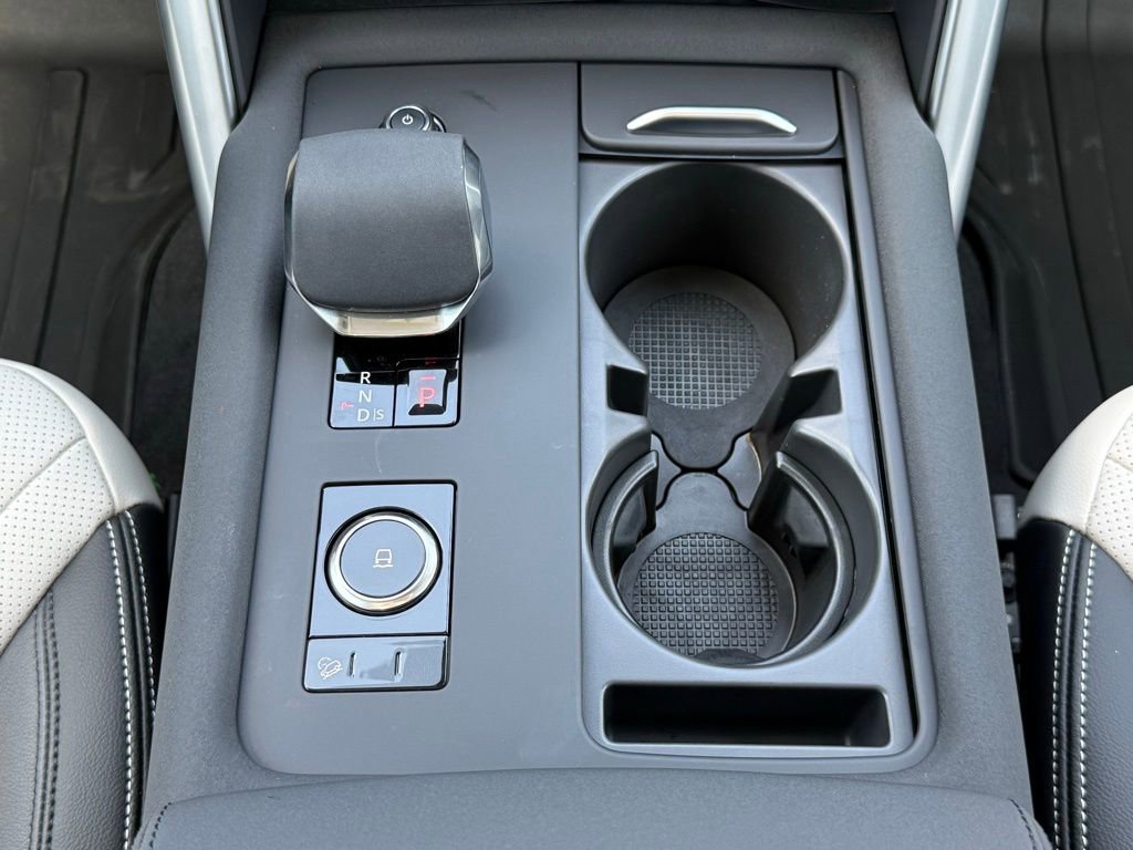 Certified 2025 Land Rover Discovery S image 21