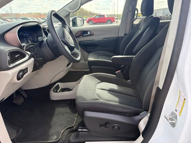 Used 2023 Chrysler Voyager LX FWD image 4