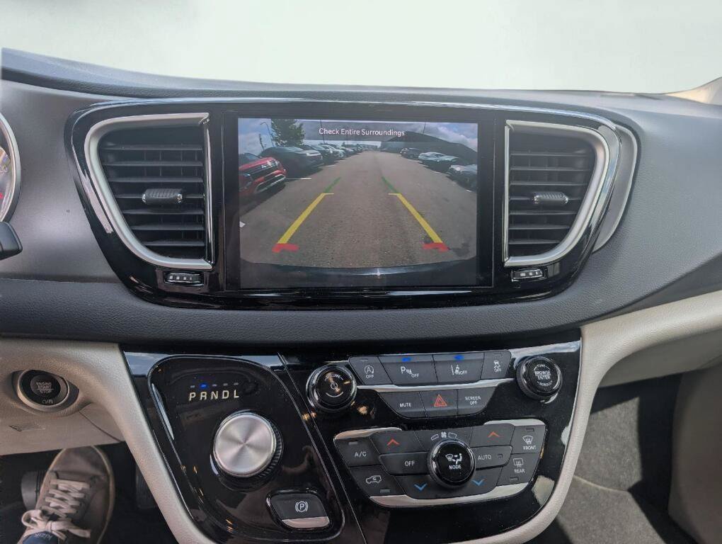Used 2023 Chrysler Pacifica Touring-L FWD image 16