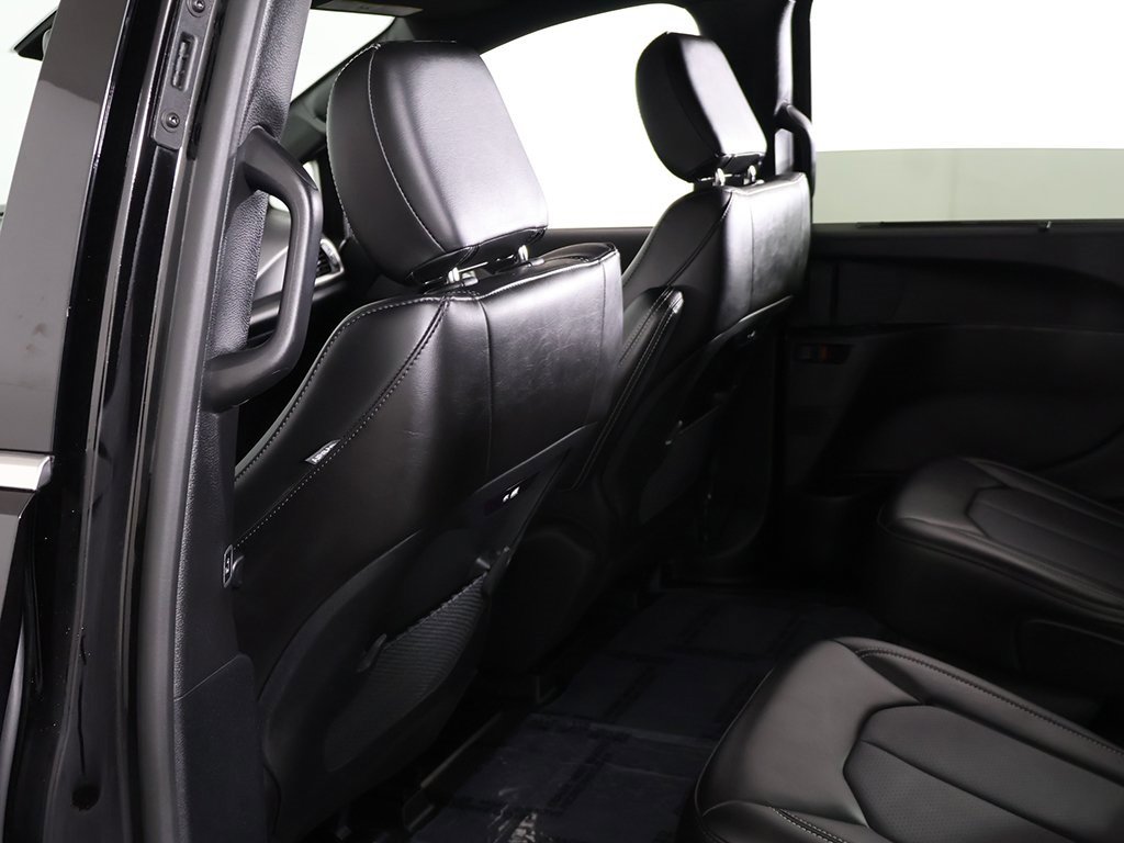 Used 2025 Chrysler Pacifica Select image 25