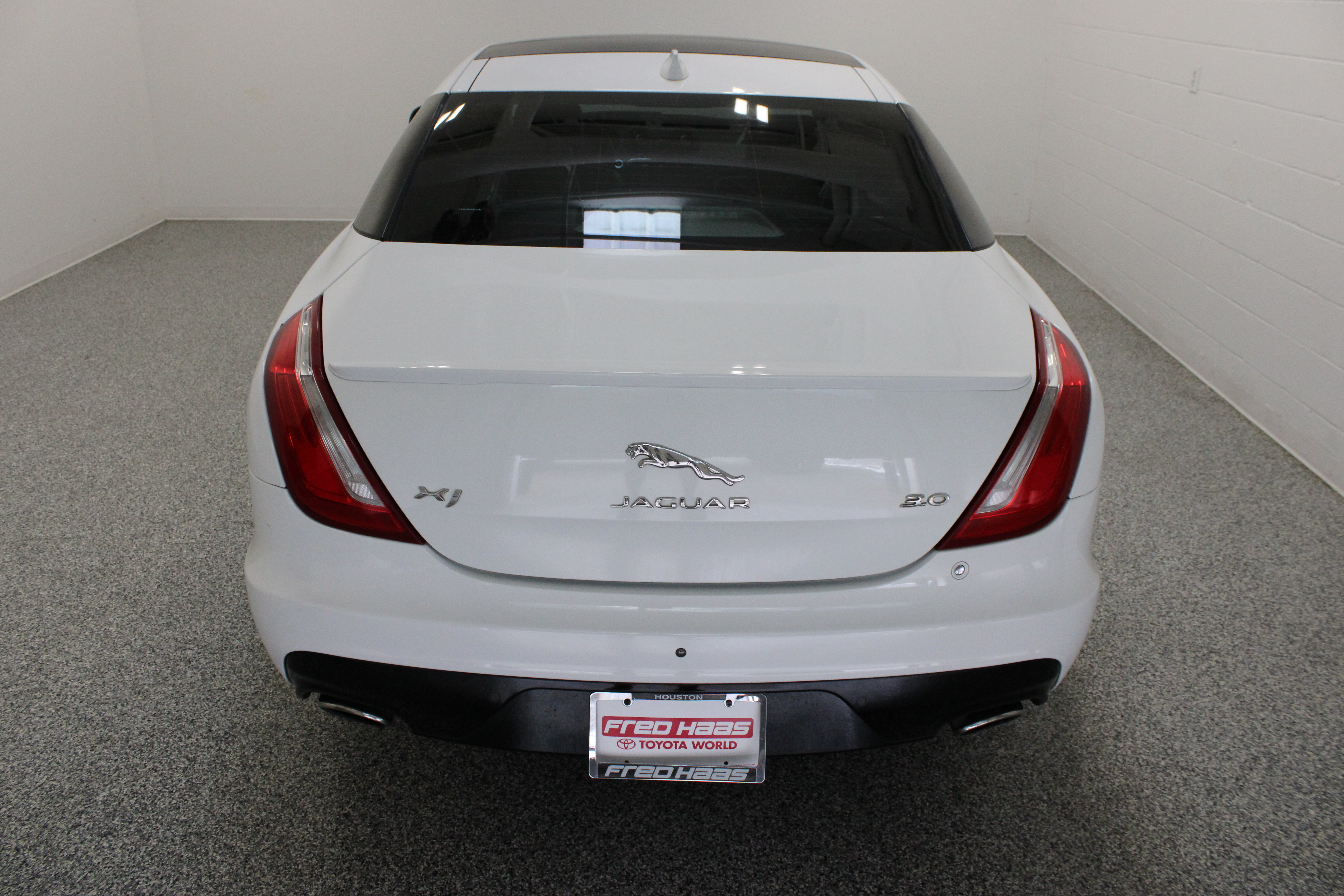 Used 2016 Jaguar XJ R-Sport RWD image 8