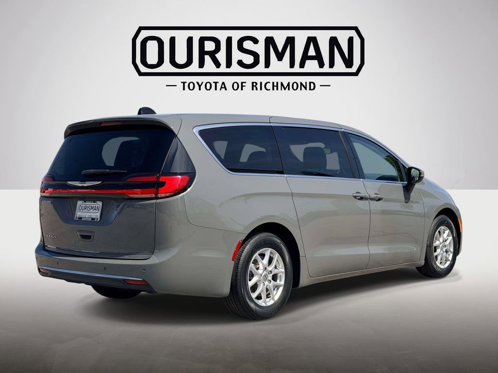 Used 2023 Chrysler Pacifica Touring-L image 21