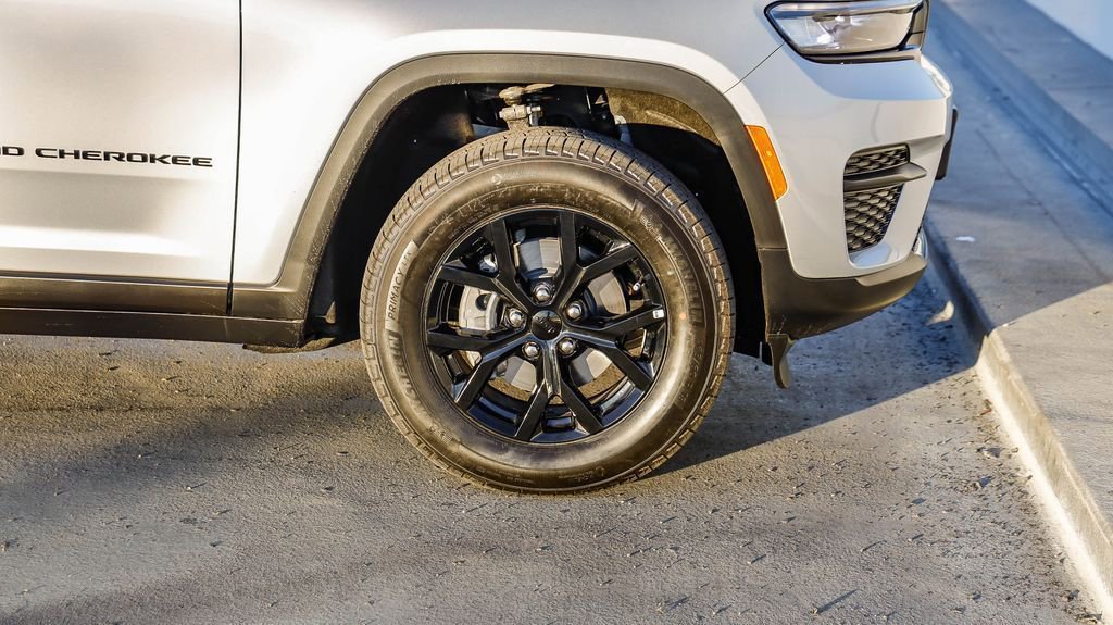 New 2025 Jeep Grand Cherokee Altitude image 11