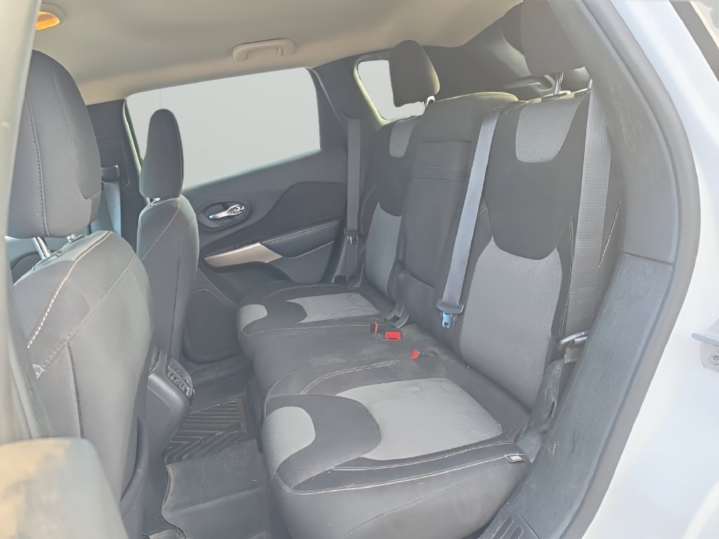 Used 2018 Jeep Cherokee Latitude w/ Altitude Package AWD/4WD image 11