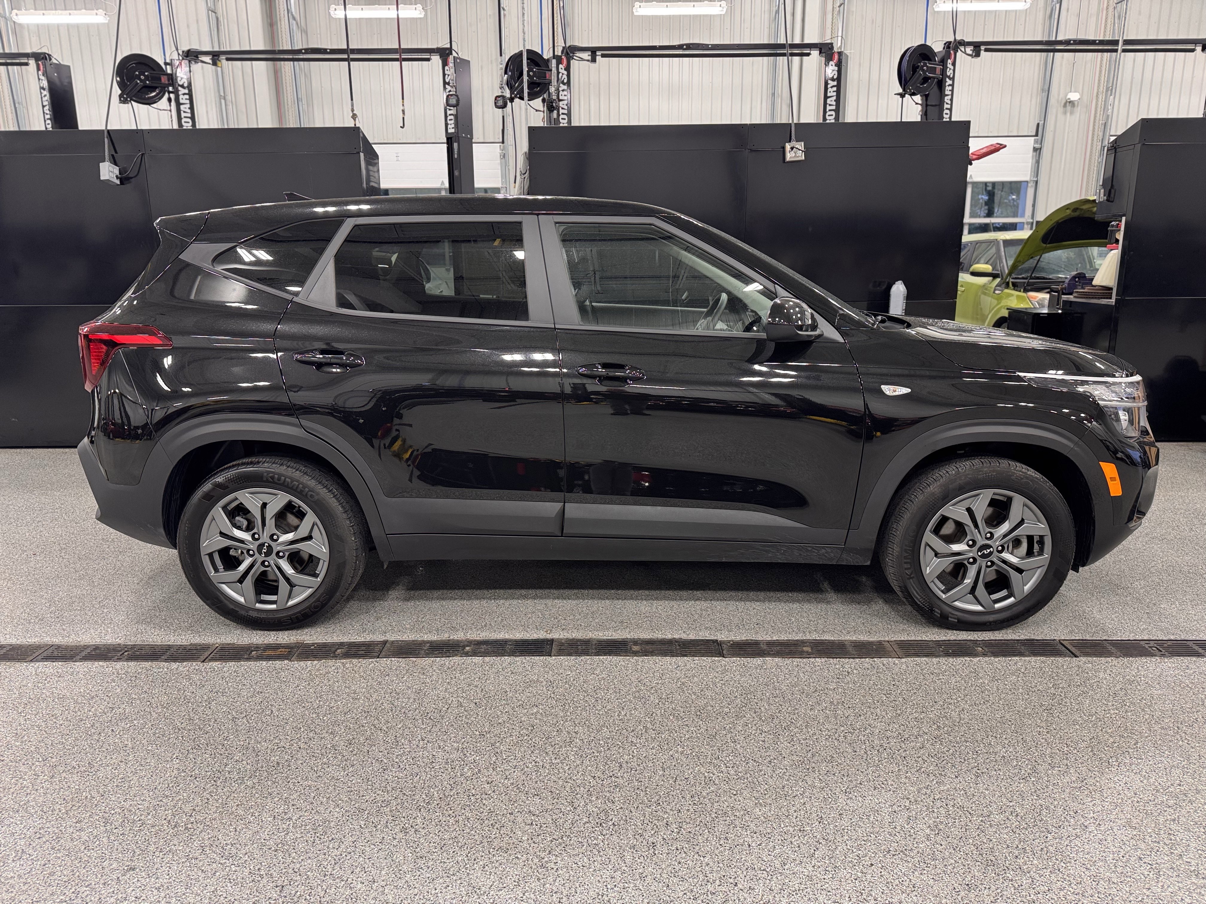 Certified 2025 Kia Seltos LX image 2