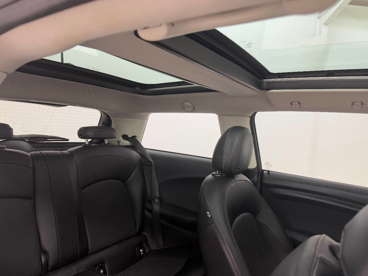 Used 2015 MINI Cooper 2-Door Hardtop image 25