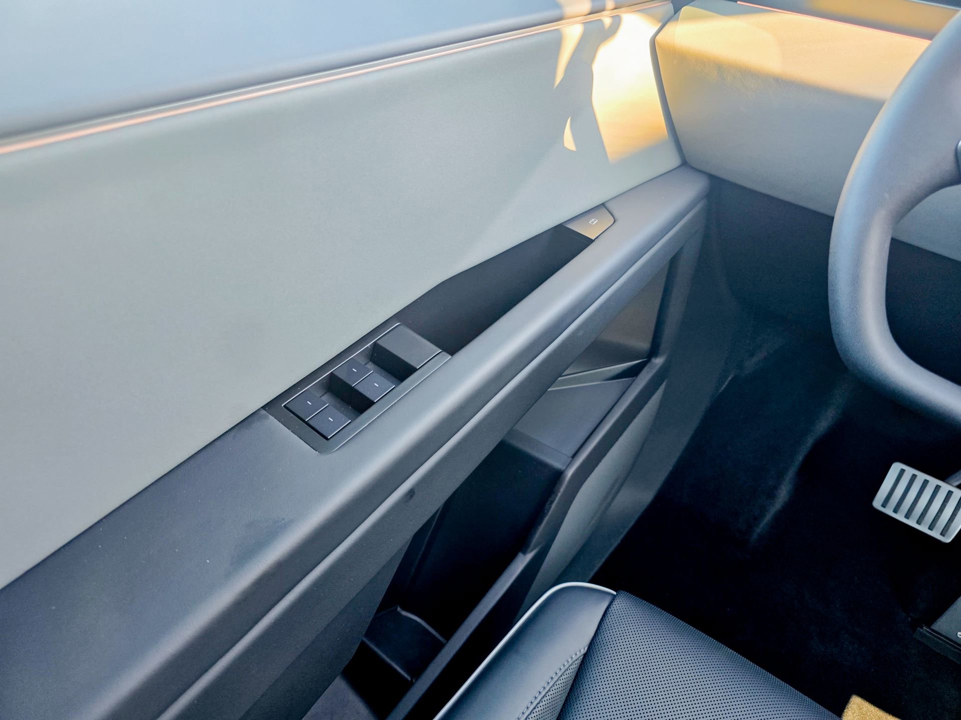 Used 2025 Tesla Cybertruck AWD Crew Cab image 38