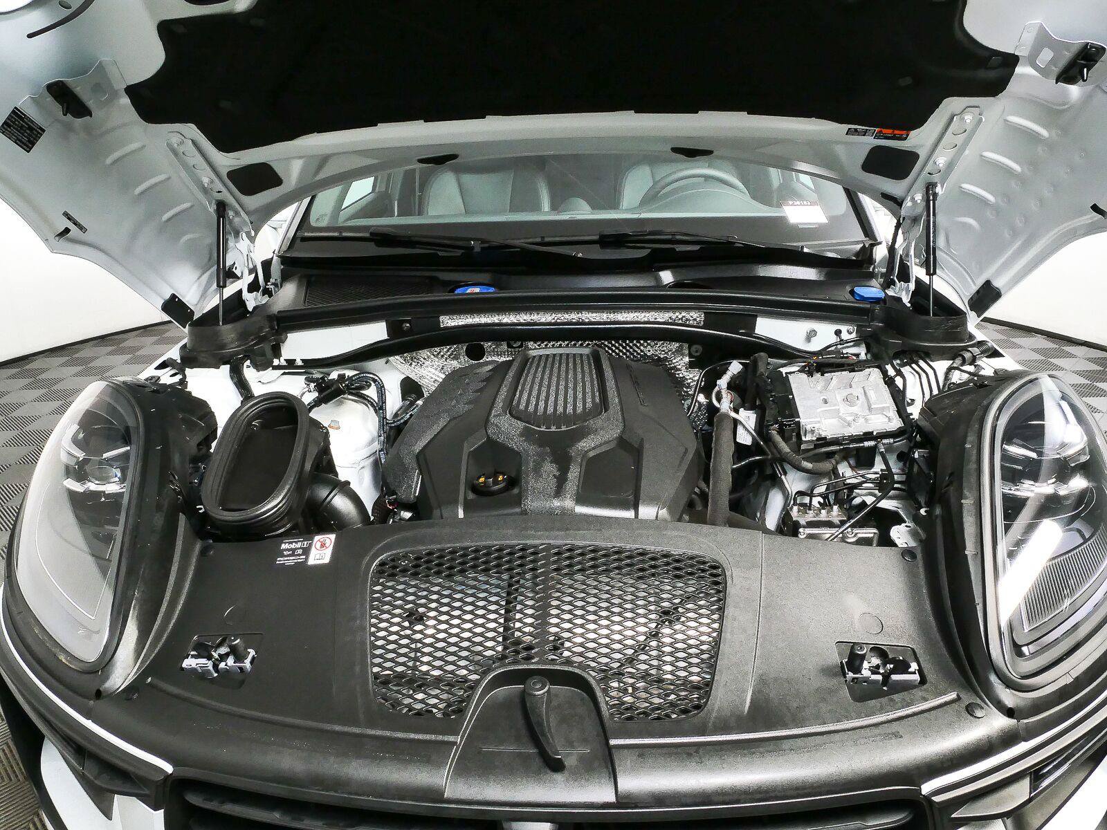 Certified 2025 Porsche Macan Turbo AWD/4WD image 36