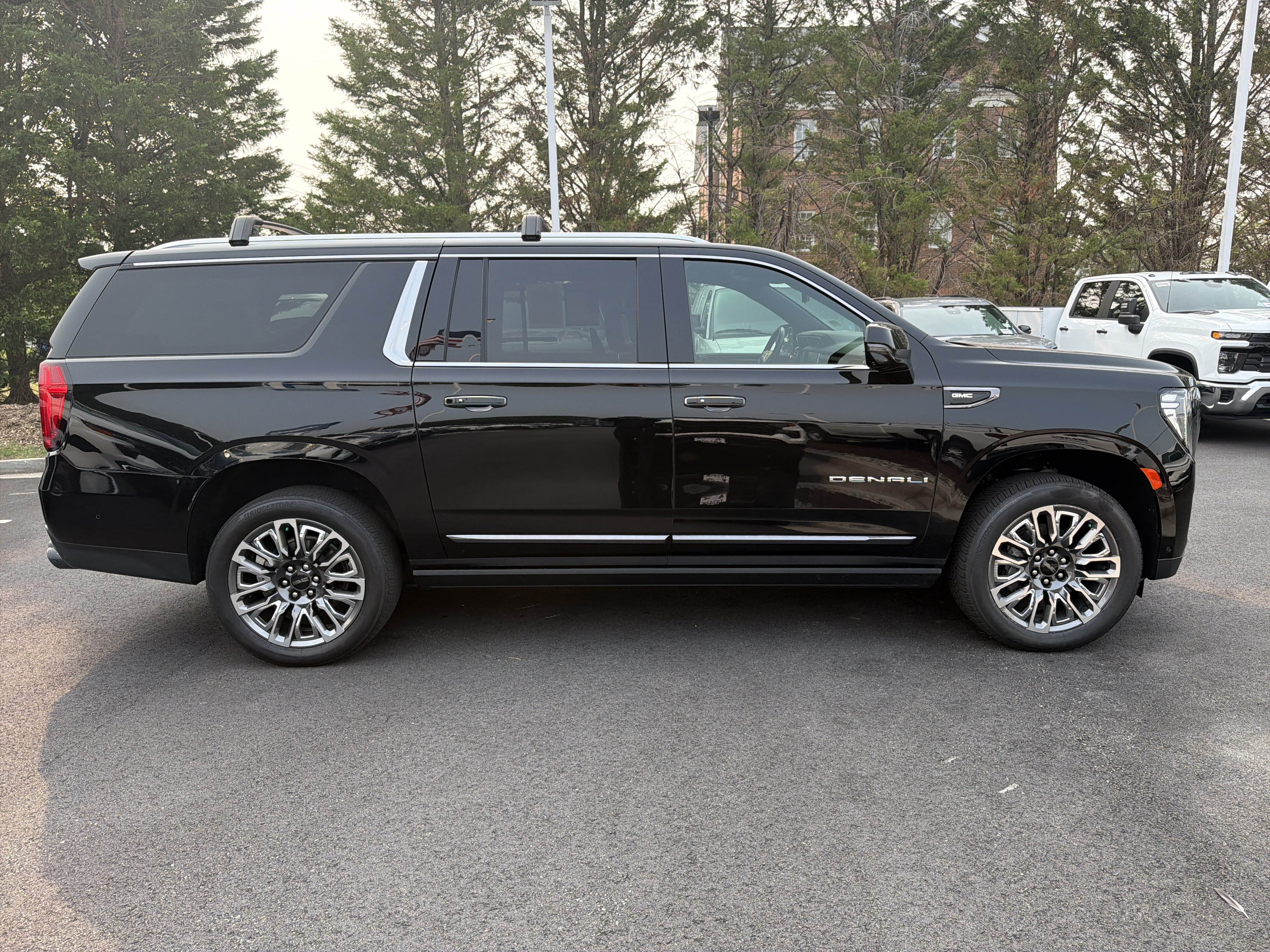 Used 2024 GMC Yukon XL Denali Ultimate AWD/4WD image 11