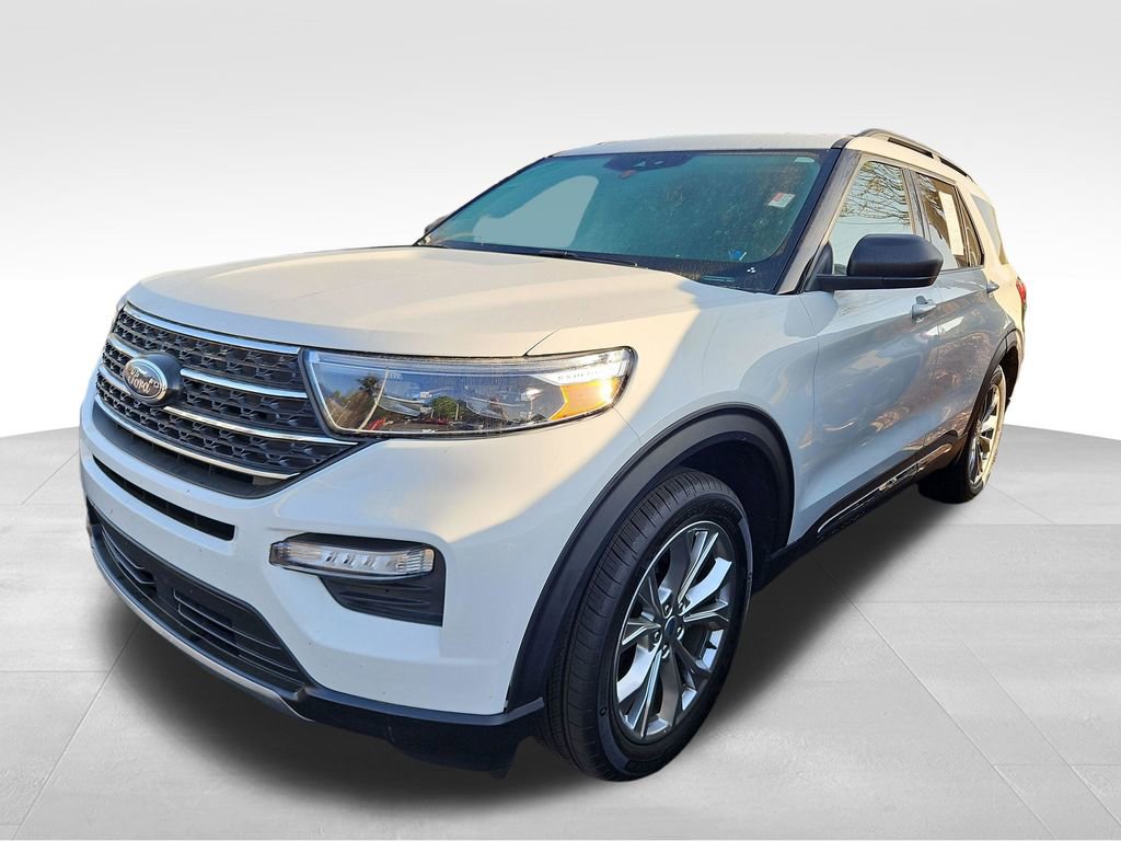Used 2023 Ford Explorer XLT w/ Equipment Group 202A image 3