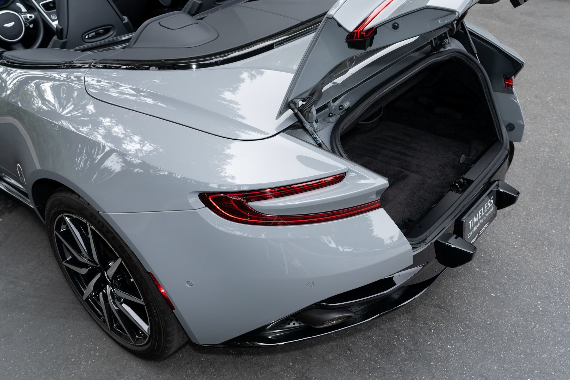 Used 2022 Aston Martin DB11 Volante RWD image 13