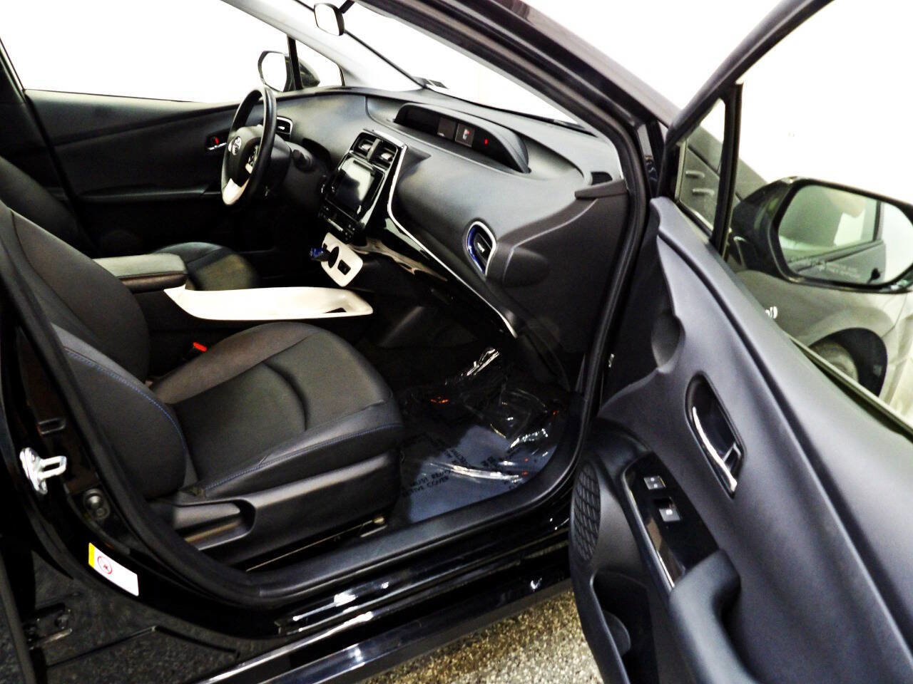 Used 2016 Toyota Prius Three Touring image 11