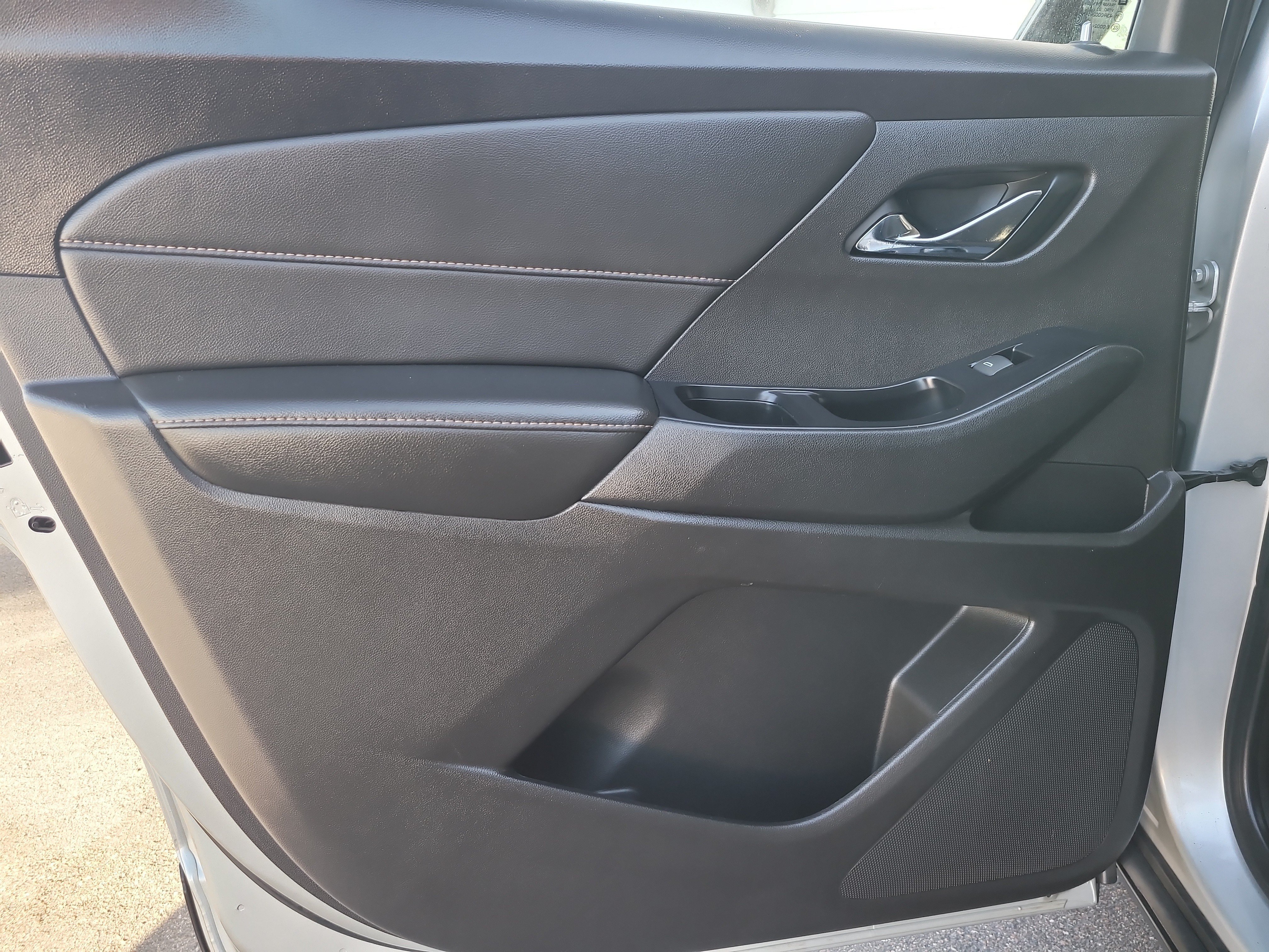 Used 2020 Chevrolet Traverse LS FWD image 10