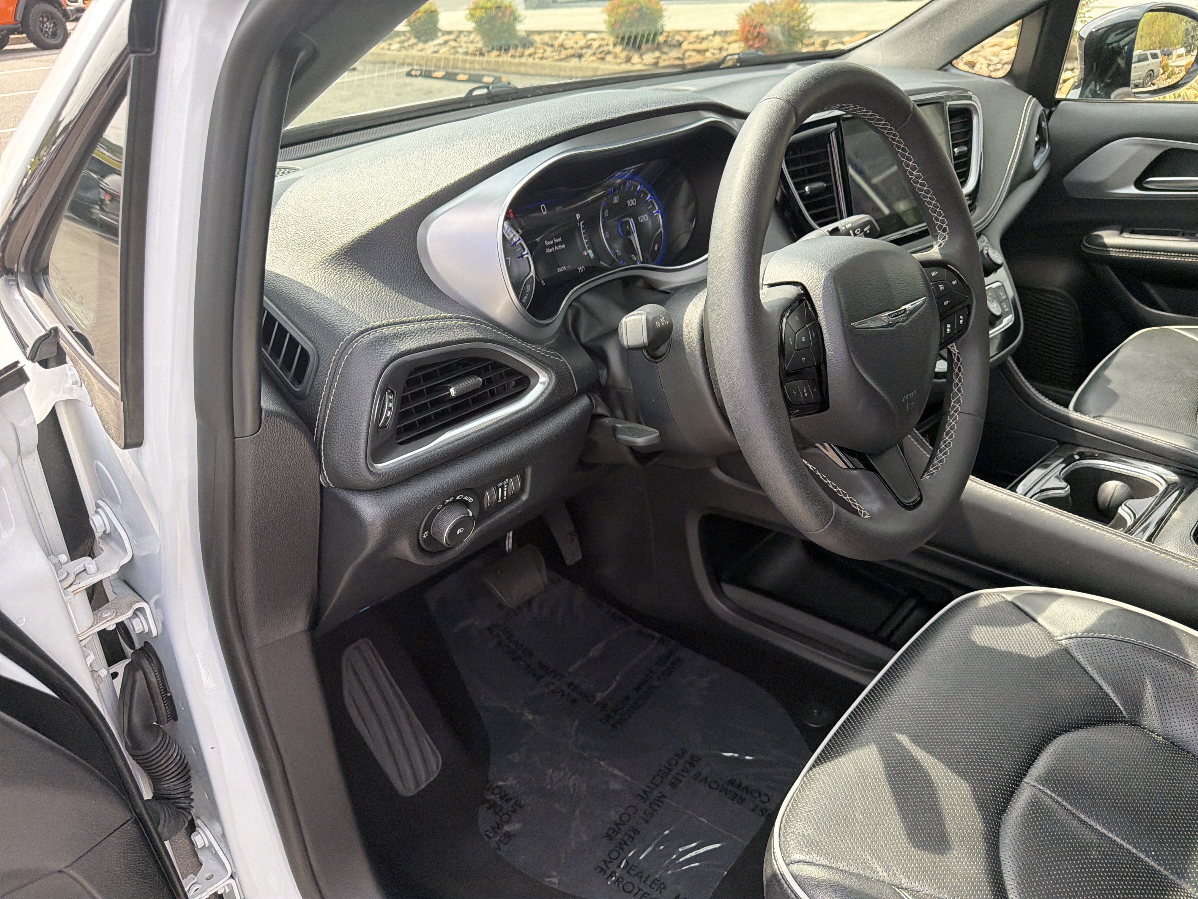 Used 2025 Chrysler Pacifica Limited FWD image 18