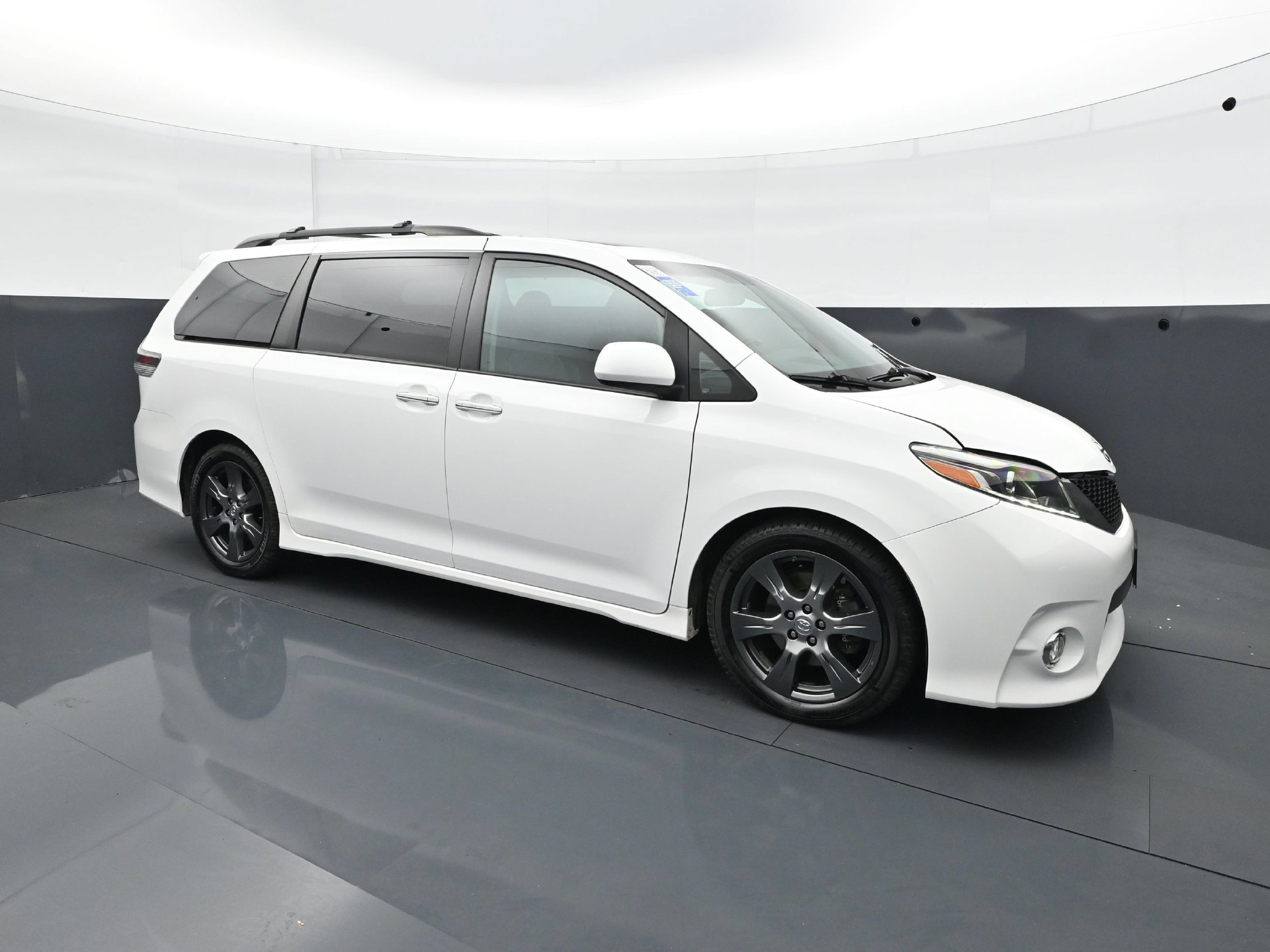 Used 2017 Toyota Sienna SE w/ SE Preferred Package FWD image 9