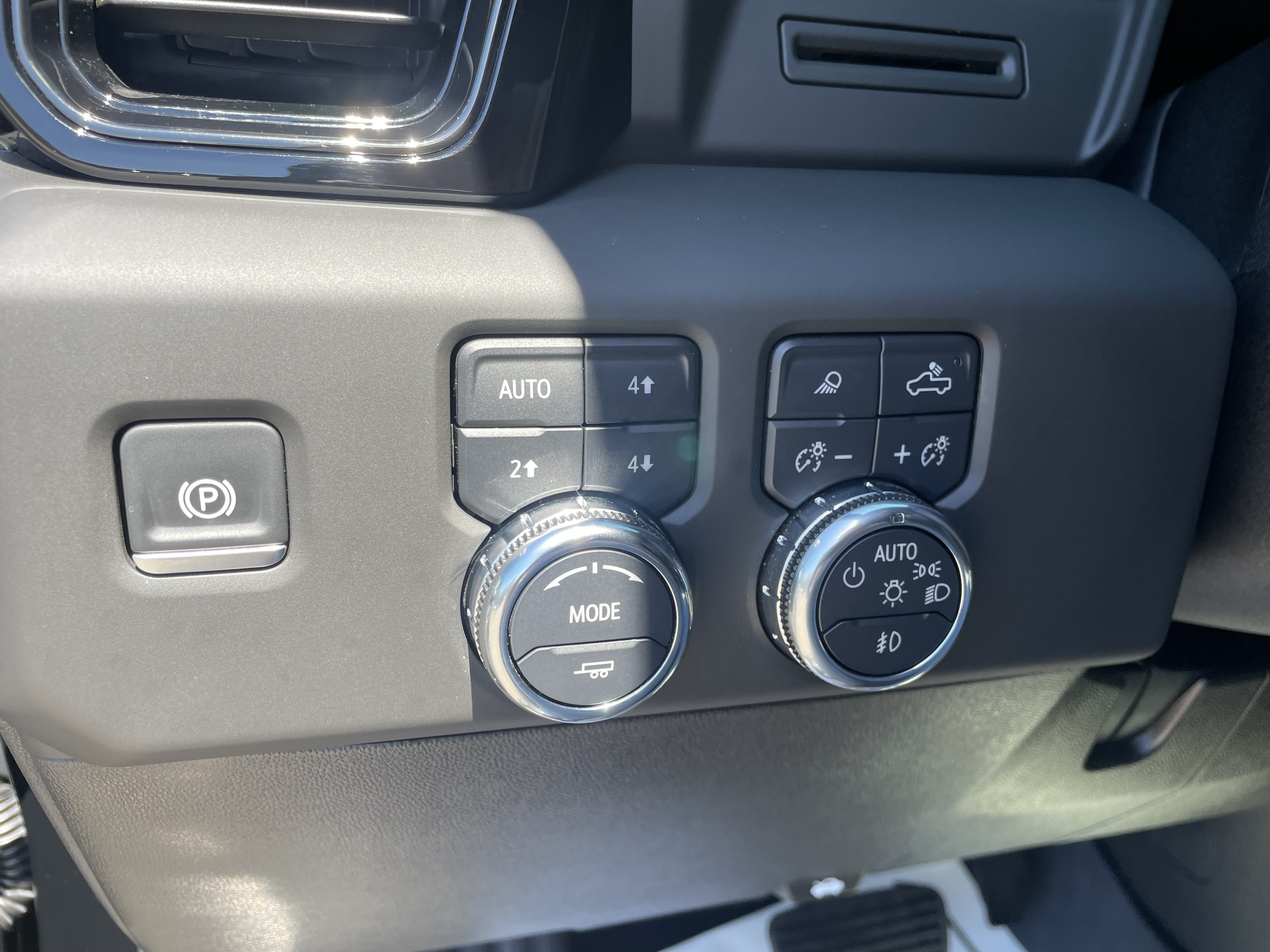 Used 2025 GMC Sierra 2500 AT4 w/ AT4 Preferred Package AWD/4WD image 16