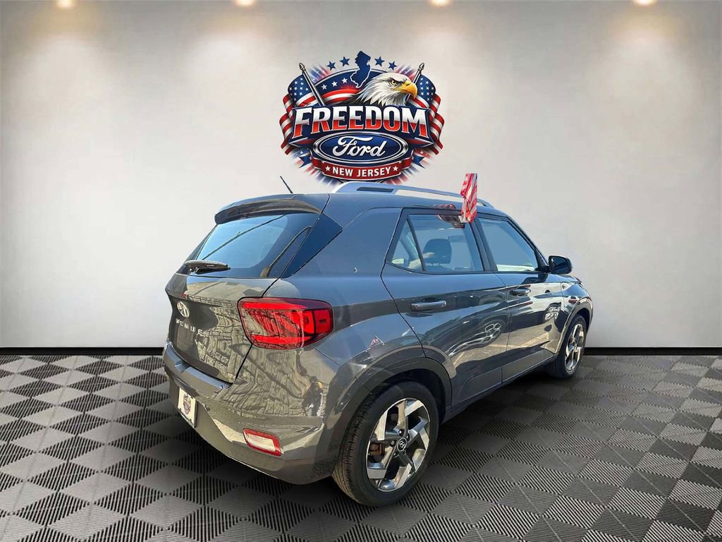 Used 2023 Hyundai Venue SEL FWD image 4