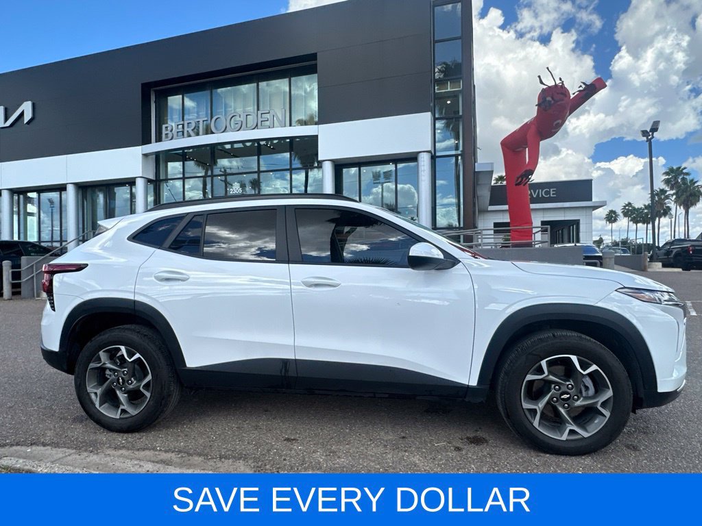 Used 2025 Chevrolet Trax LT w/ Driver Confidence Package FWD image 3