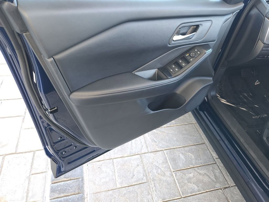 Used 2025 Nissan Rogue SV image 27