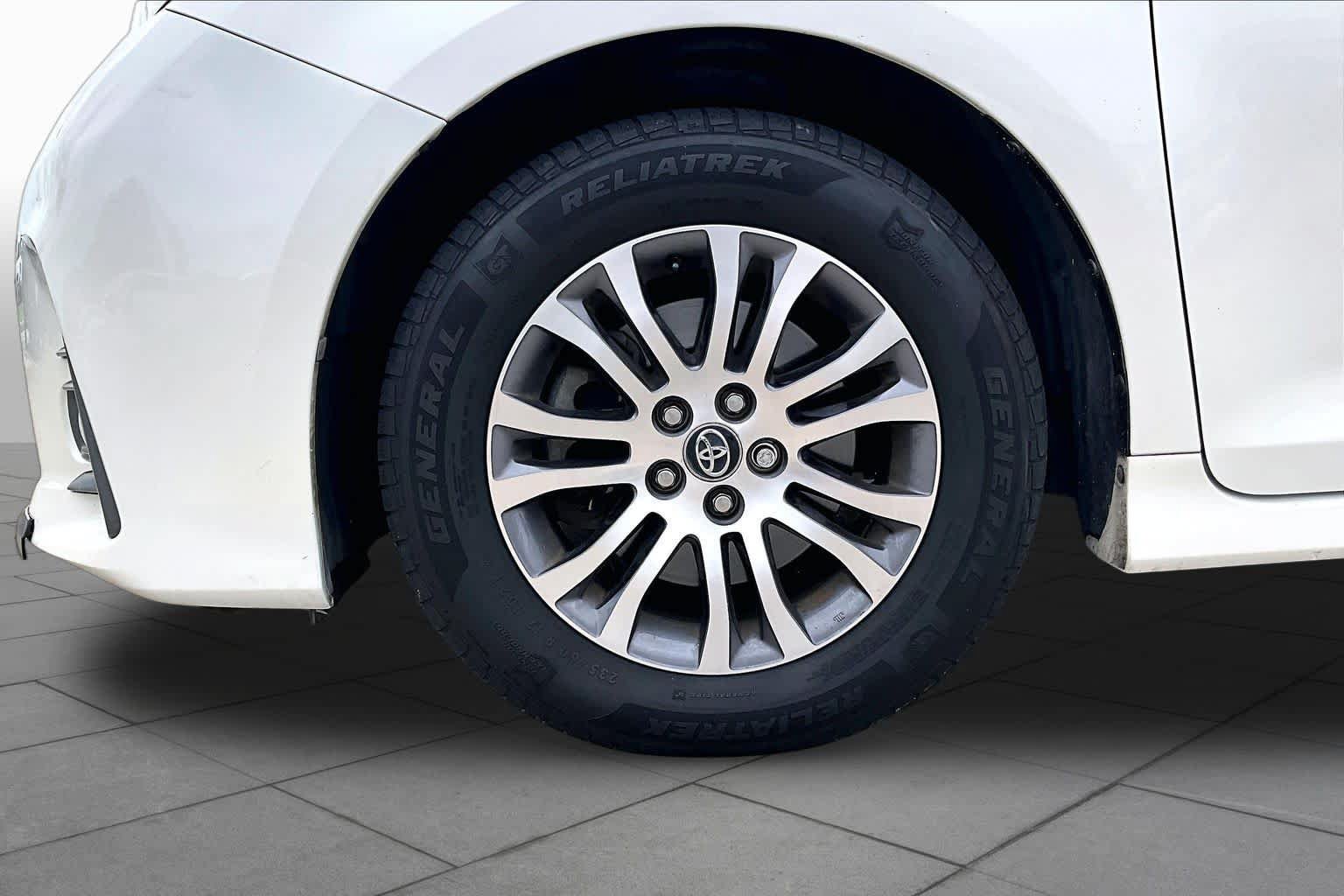 Used 2020 Toyota Sienna XLE Premium FWD image 10