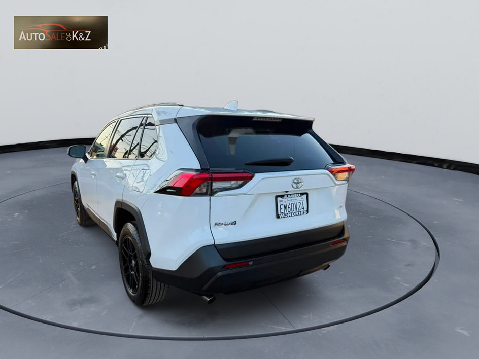 Used 2019 Toyota RAV4 LE FWD image 4