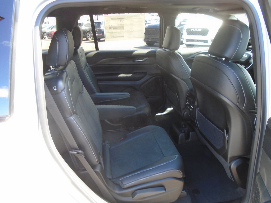 New 2025 Jeep Grand Cherokee L Altitude AWD/4WD image 10