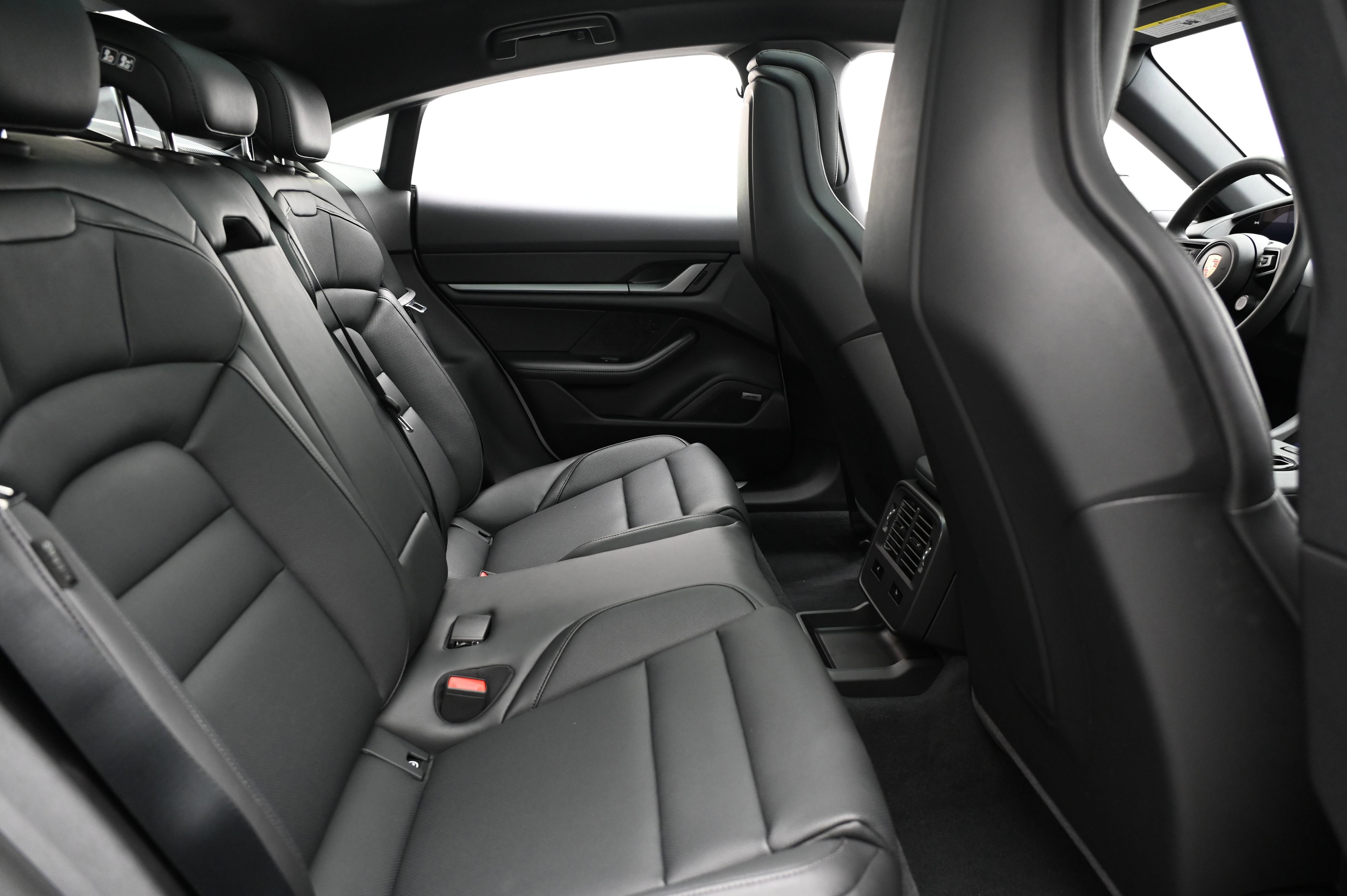 Used 2025 Porsche Taycan image 17