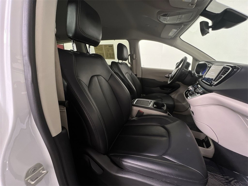 Used 2024 Chrysler Pacifica Touring-L image 25