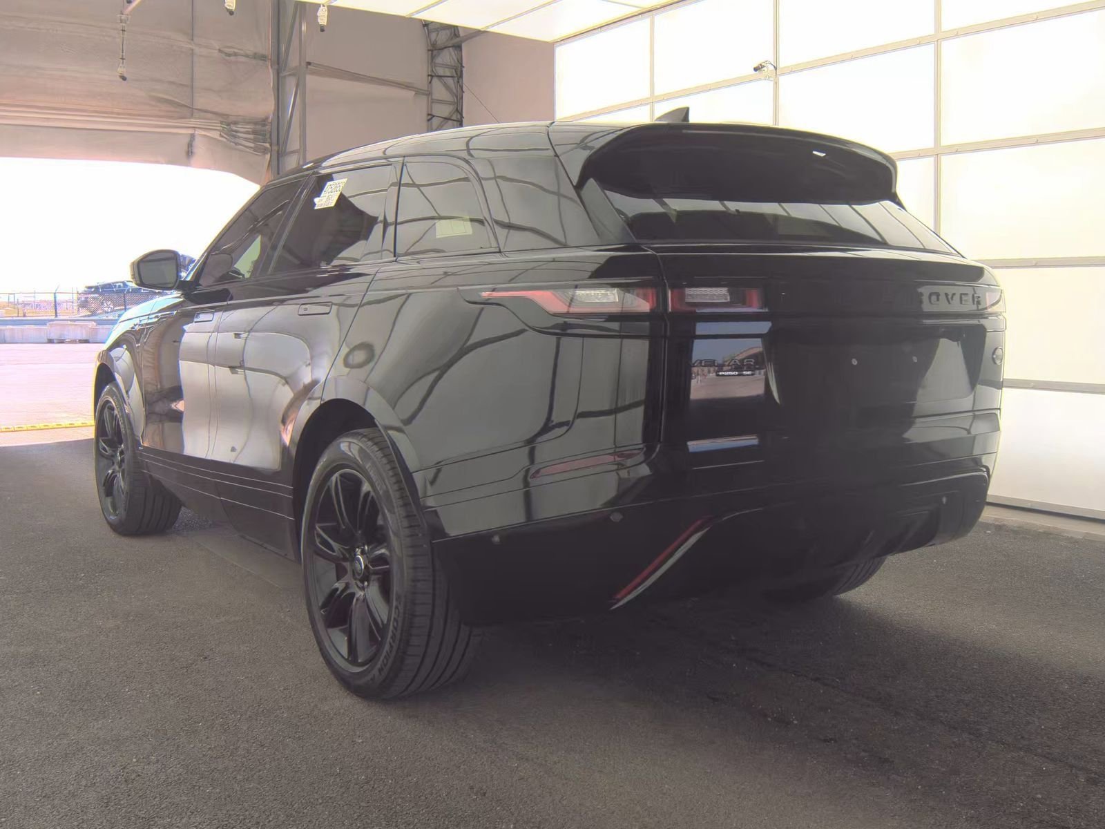 Used 2019 Land Rover Range Rover Velar R-Dynamic SE AWD/4WD image 6