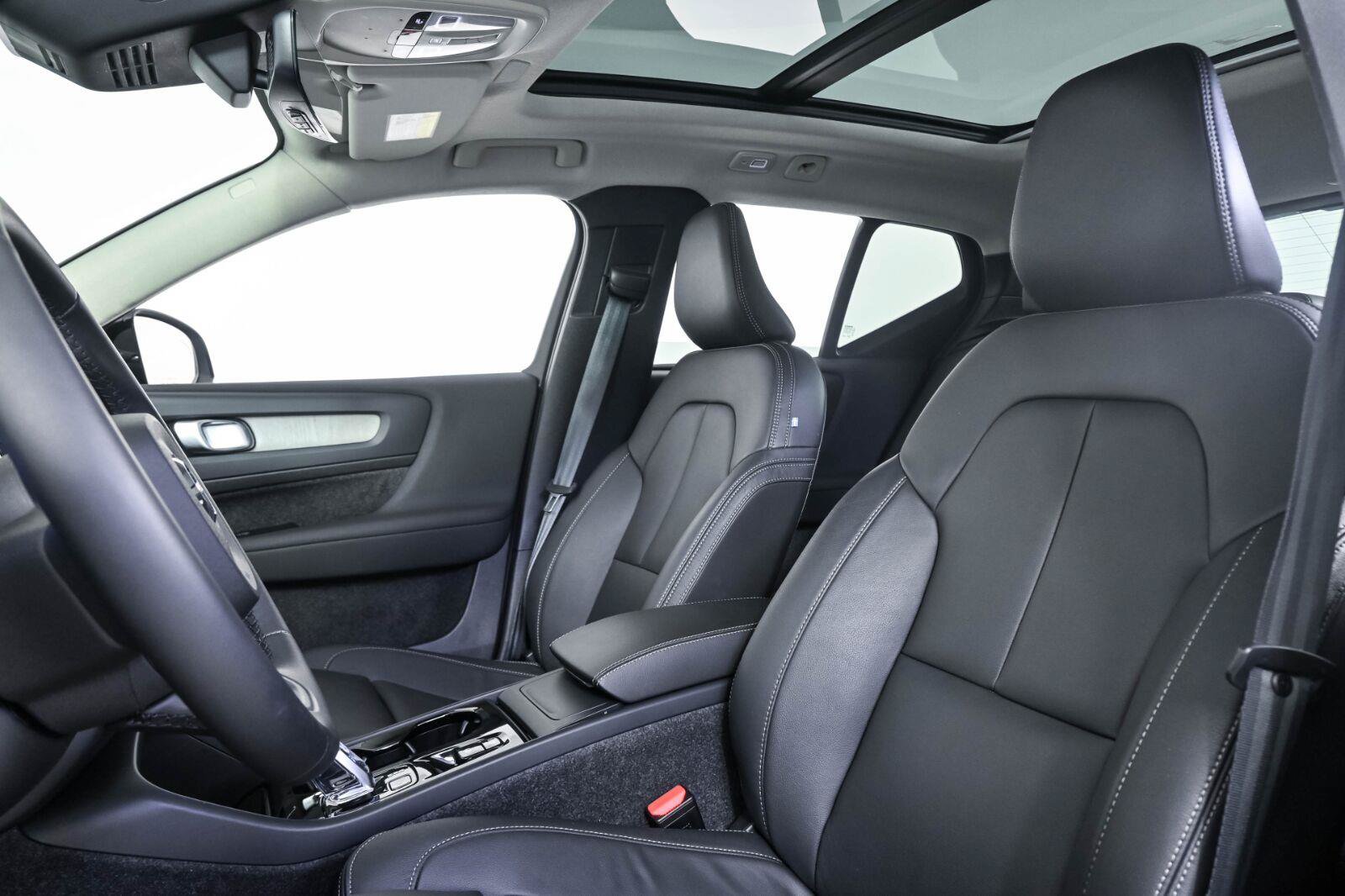 Certified 2026 Volvo XC40 B5 Plus AWD/4WD image 5