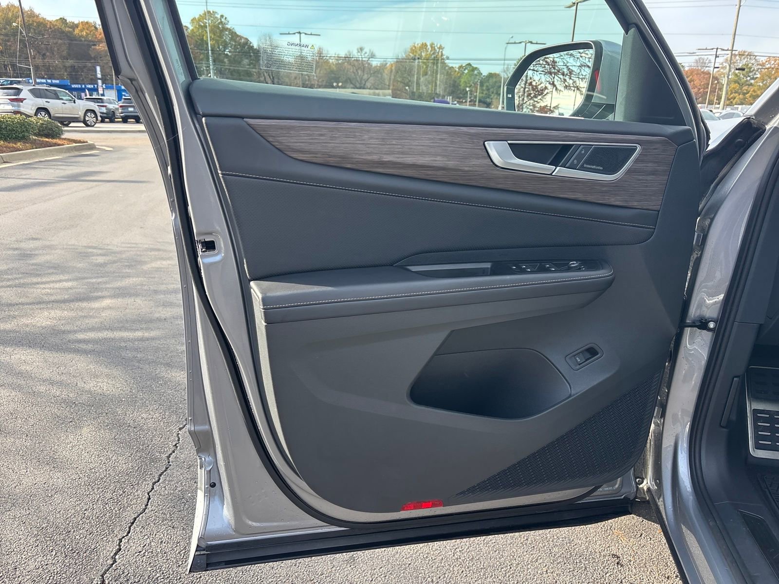 Used 2025 Volkswagen Atlas SEL Premium R-Line image 9