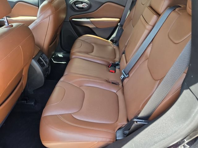 Used 2019 Jeep Cherokee Overland w/ Technology Group AWD/4WD image 11
