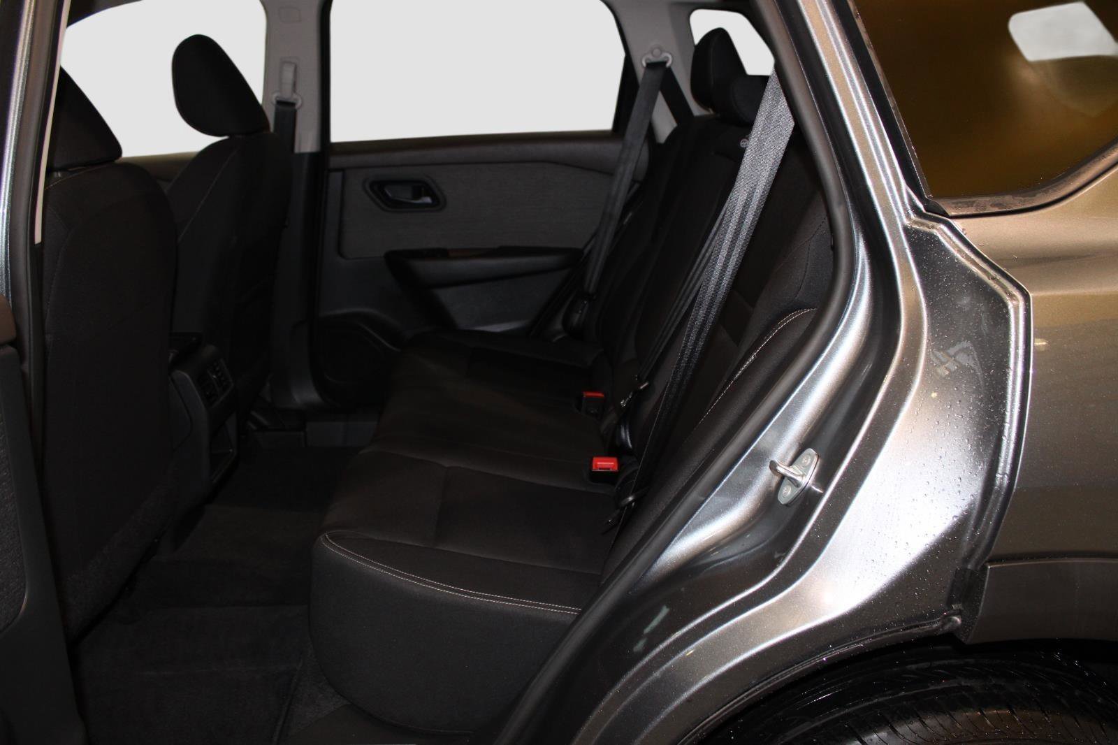 Used 2023 Nissan Rogue S image 31