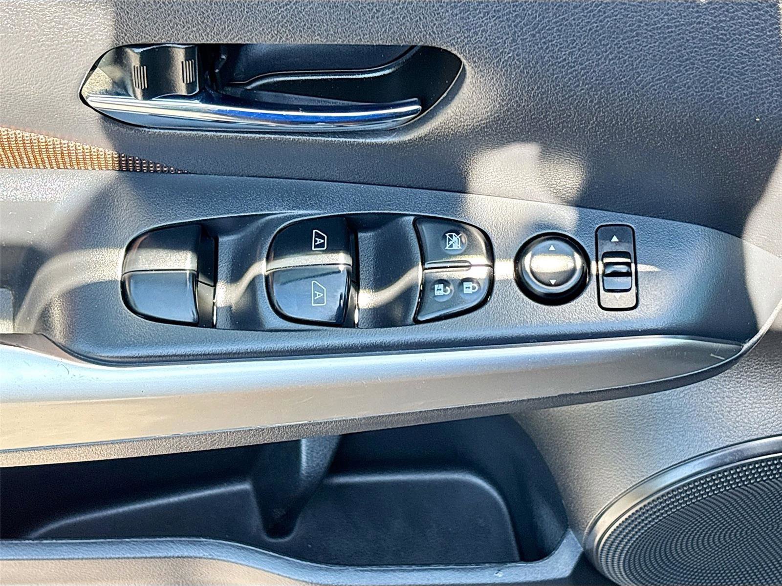 Used 2018 Nissan Kicks SR FWD image 18