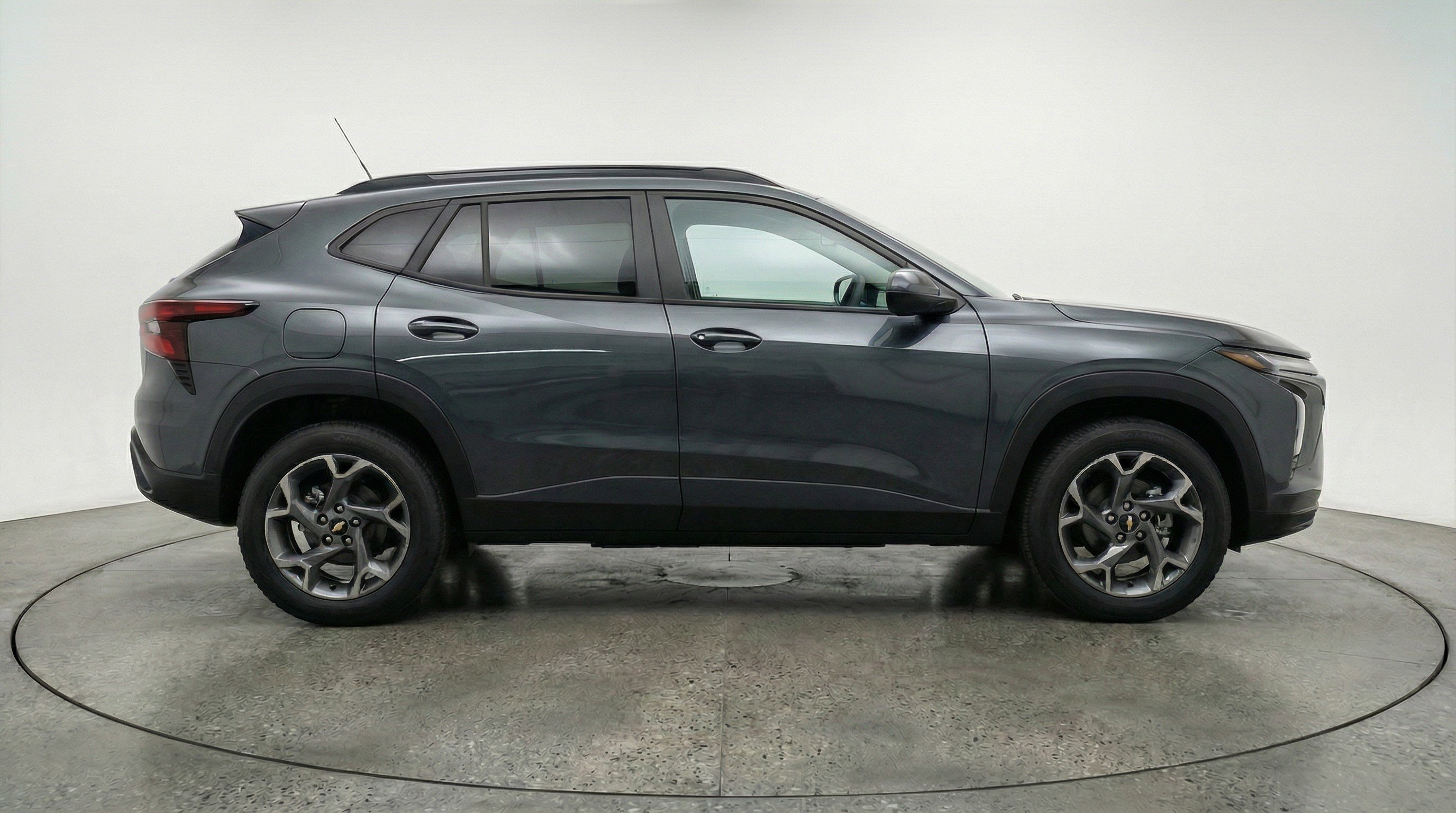 Used 2025 Chevrolet Trax LT w/ LT Convenience Package FWD image 11