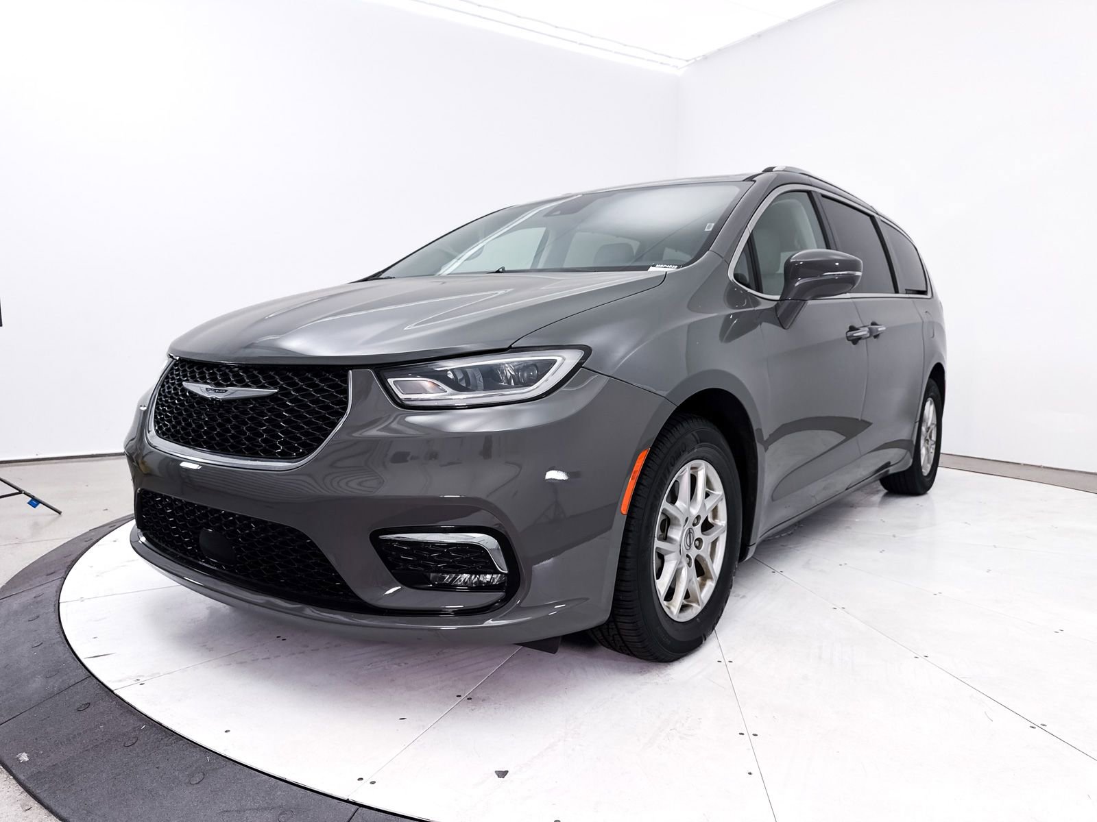 Used 2021 Chrysler Pacifica Touring-L FWD image 13