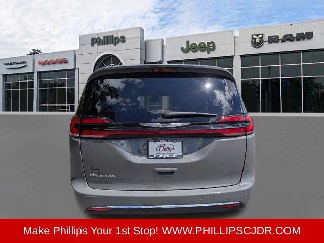 Used 2025 Chrysler Pacifica Select FWD image 4