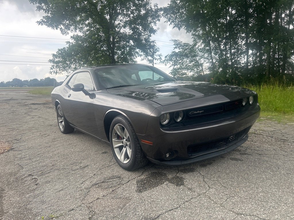 Used 2015 Dodge Challenger SXT RWD image 1