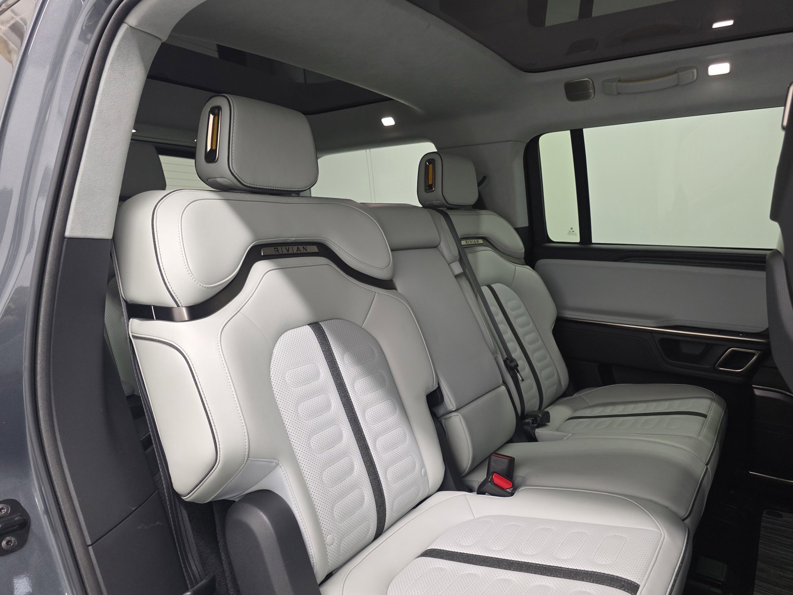 Used 2024 Rivian R1S Adventure AWD/4WD image 23