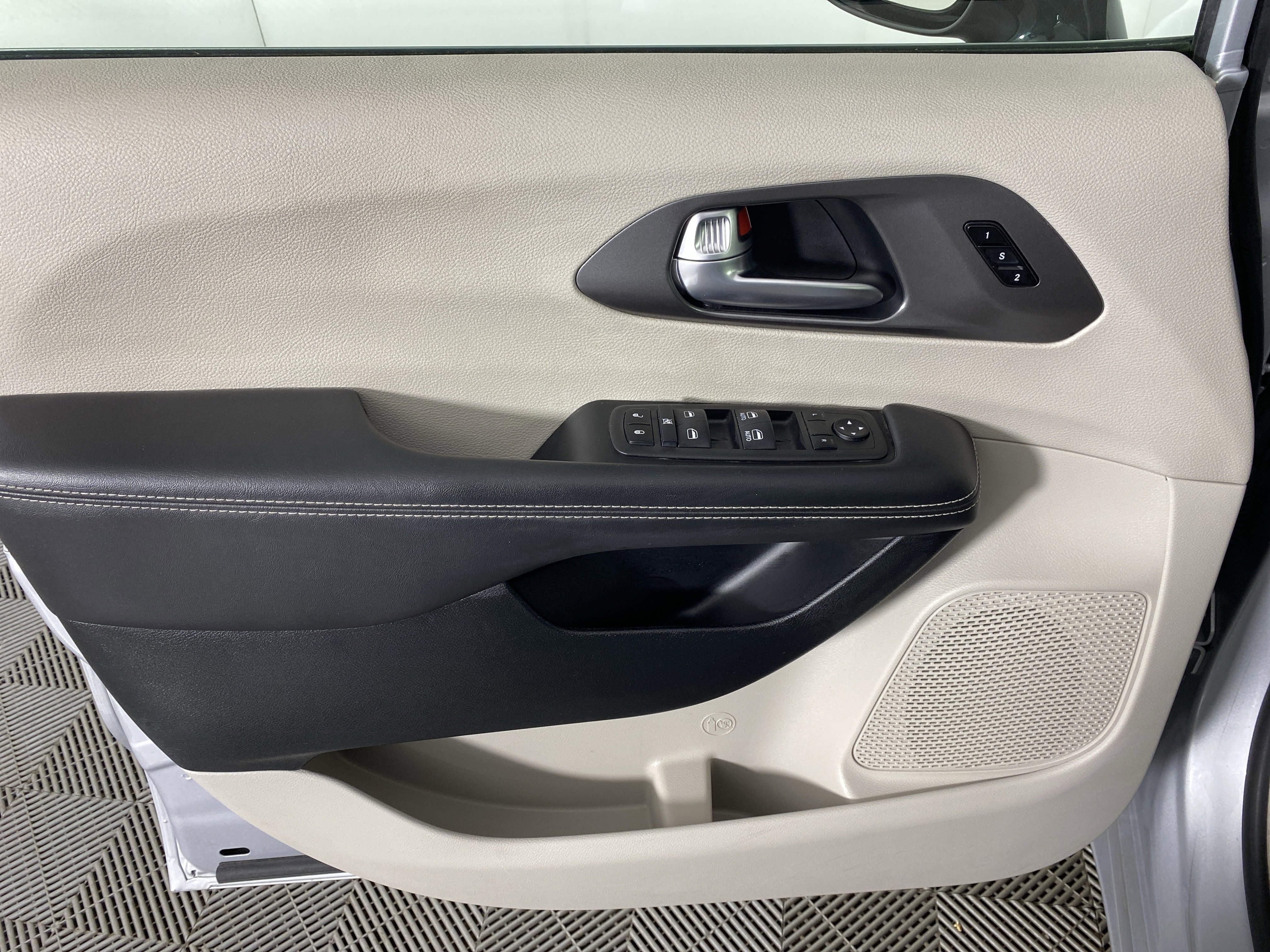 Used 2024 Chrysler Pacifica Touring-L image 13