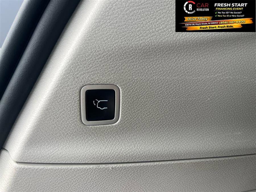 Used 2023 Chrysler Pacifica Touring-L FWD image 9