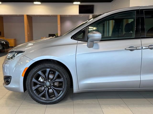 Used 2019 Chrysler Pacifica Touring Plus w/ S Appearance Package FWD image 16