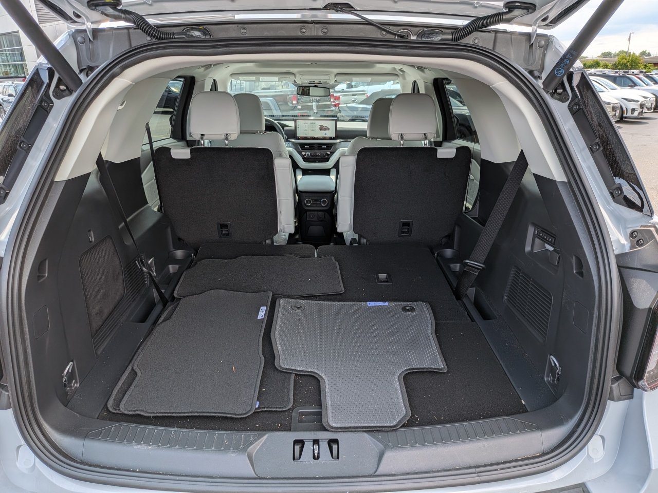 New 2026 Ford Explorer Platinum w/ LUX Leather Package AWD/4WD image 13