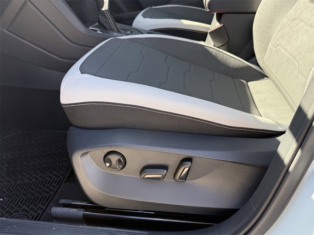 New 2026 Volkswagen Taos SE image 13